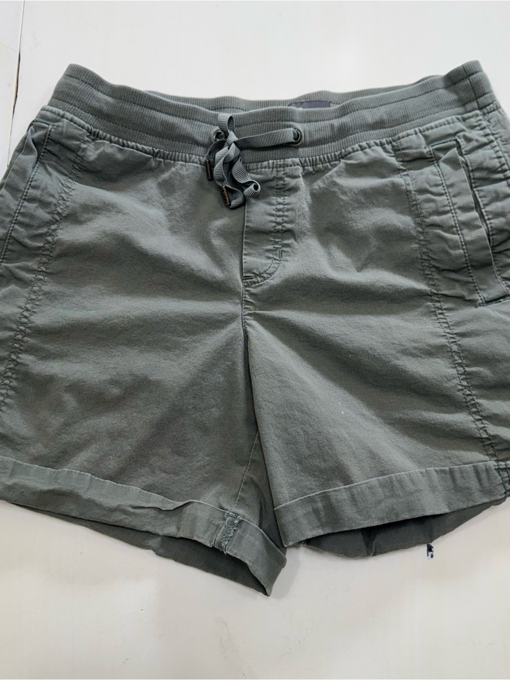 EDDIE BAUER Women's Cuffed Drawstring Utility Shorts (Size 6)